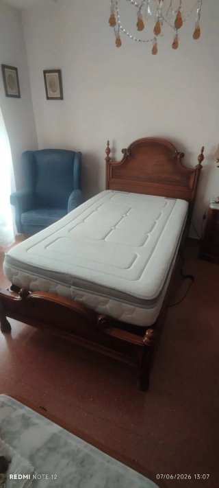 Cama de madera con somier