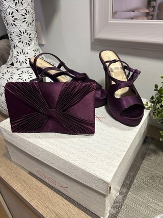 Zapatos y cartera de fiesta morado