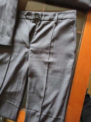 Traje de pantalón gris para mujer.