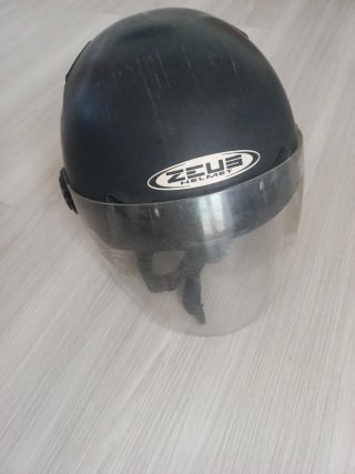 Casco de moto Zeus con visera