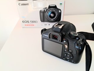 Canon EOS 1300D con caja