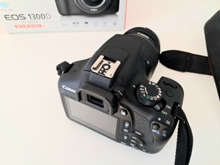 Canon EOS 1300D con caja
