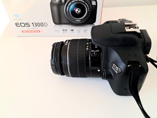 Canon EOS 1300D con caja