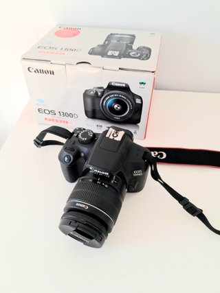 Canon EOS 1300D con caja