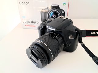 Canon EOS 1300D con caja