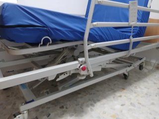 Cama articulada con carro elevador