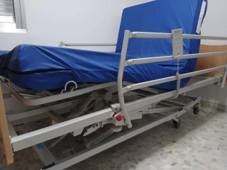 Cama articulada con carro elevador