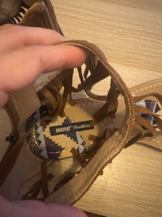 Sandalias marrones con flecos y abalorios