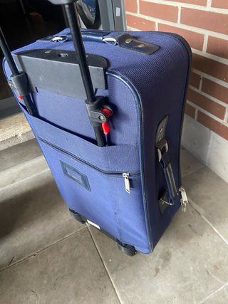 Maleta de viaje azul con ruedas