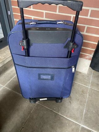 Maleta de viaje azul con ruedas