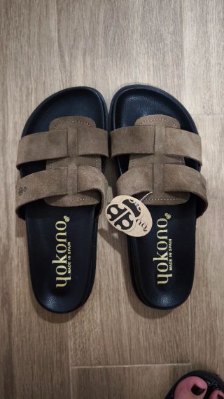Sandalias Yokono de piel nuevas con etiqueta