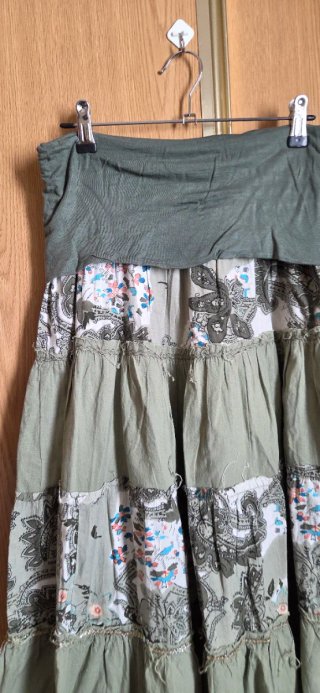 Falda midi verde con estampado