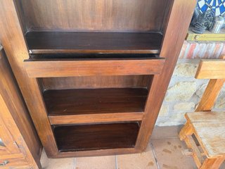 Estantería rústica de madera con cajones