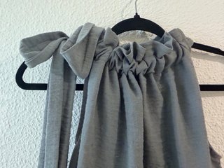 Blusa elegante gris con lazada