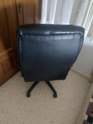 Silla de oficina negra piel sintética