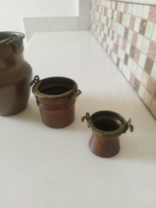 Pequeños calderos de cobre