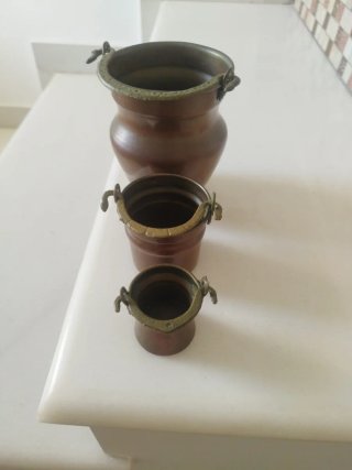 Pequeños calderos de cobre