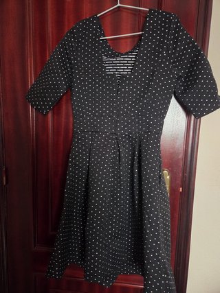 Vestido negro con lunares blancos