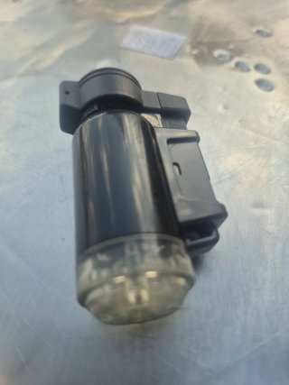 Encendedor negro con tanque transparente