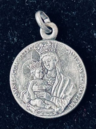 BONITO LOTE DE 24 MEDALLAS RELIGIOSAS