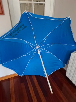 Sombrilla de playa azul
