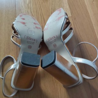 Sandalias doradas tiras finas Talla 38.