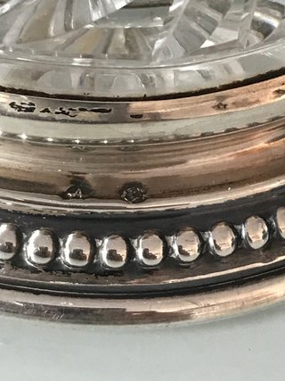 Jarra de cristal tallado con base plateada