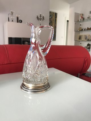 Jarra de cristal tallado con base plateada