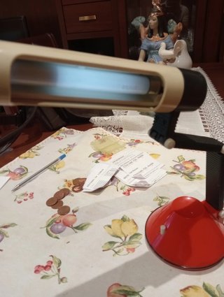 Lámpara de escritorio beige y roja