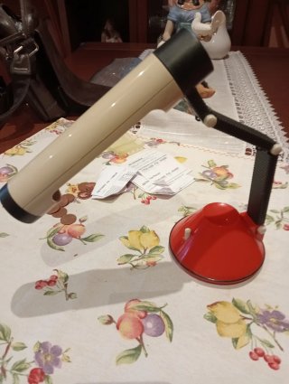 Lámpara de escritorio beige y roja