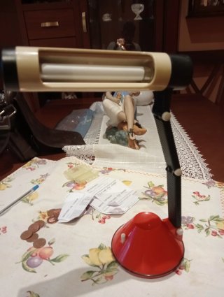 Lámpara de escritorio beige y roja