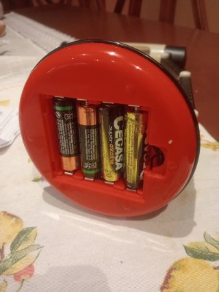 Lámpara de escritorio beige y roja