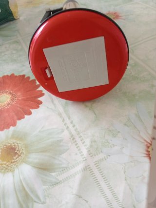 Lámpara de escritorio beige y roja