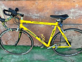 Bicicleta de carretera Mendiz Amarilla