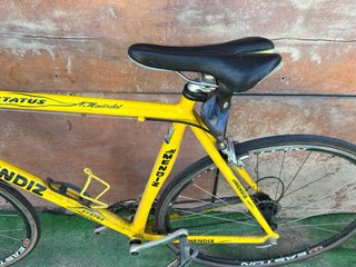 Bicicleta de carretera Mendiz Amarilla