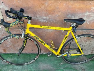 Bicicleta de carretera Mendiz Amarilla