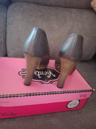 Zapatos de tacón Vienty grises. Usados