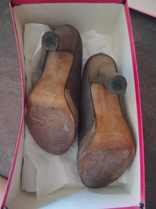 Zapatos de tacón Vienty grises. Usados