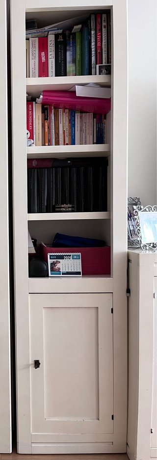 Estantería de madera y papel