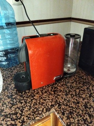 Cafetera de cápsulas delongui naranja