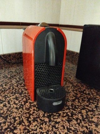 Cafetera de cápsulas delongui naranja