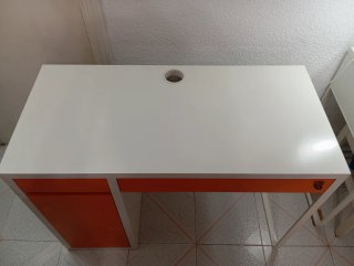 Escritorio MICKE Ikea Naranja y Blanco