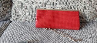Bolsos de mano grises y rojos