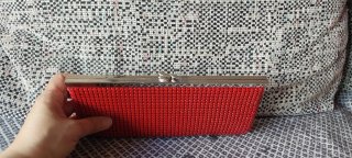 Bolsos de mano grises y rojos