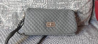 Bolsos de mano grises y rojos
