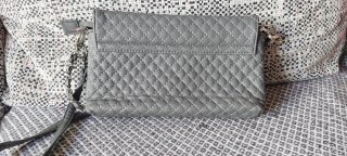 Bolsos de mano grises y rojos