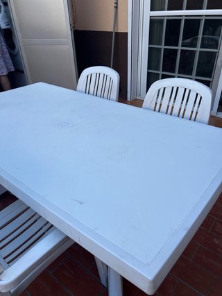 Mesa y 4 sillas de exterior blancas