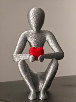 Statua uomo con cuore rosso