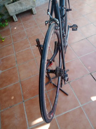 Bicicleta de carretera negra