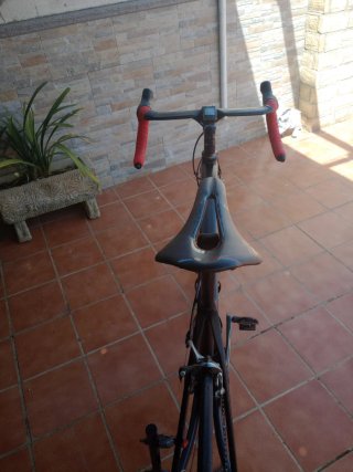 Bicicleta de carretera negra